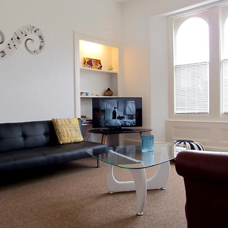 פלימות' The Beatnik, Victorian Townhouse Apartment With Parking מראה חיצוני תמונה